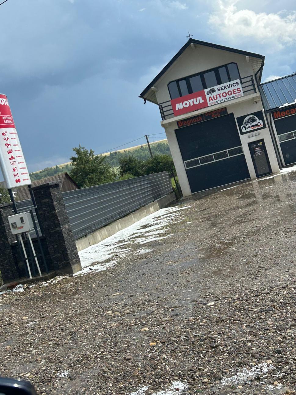 Drumuri și curți acoperite de grindină, după codul roșu de vijelii. Temperaturile au scăzut cu 18 grade în doar câteva minute 989064