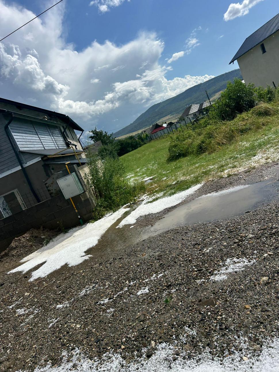 Drumuri și curți acoperite de grindină, după codul roșu de vijelii. Temperaturile au scăzut cu 18 grade în doar câteva minute 989065