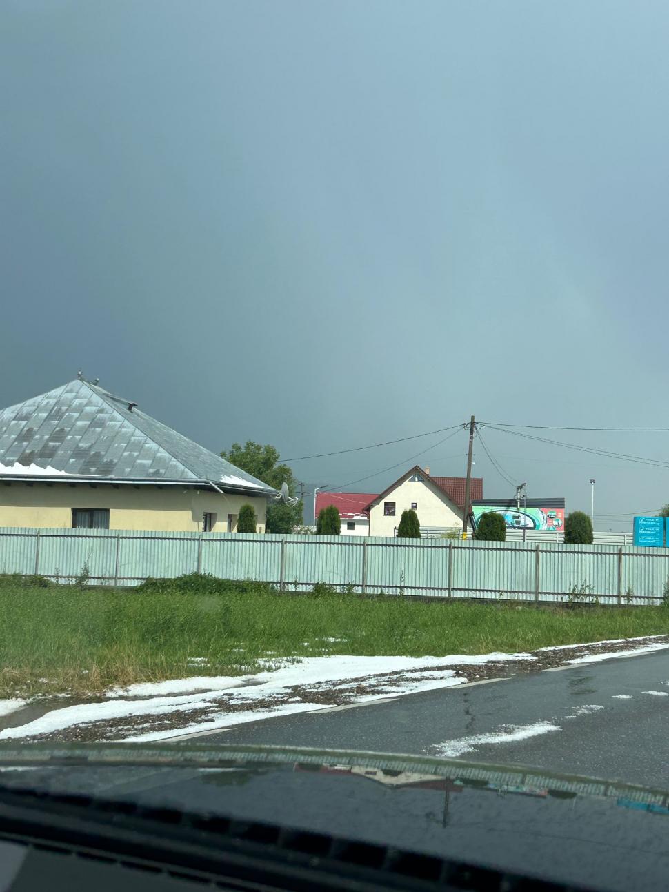 Drumuri și curți acoperite de grindină, după codul roșu de vijelii. Temperaturile au scăzut cu 18 grade în doar câteva minute 989066