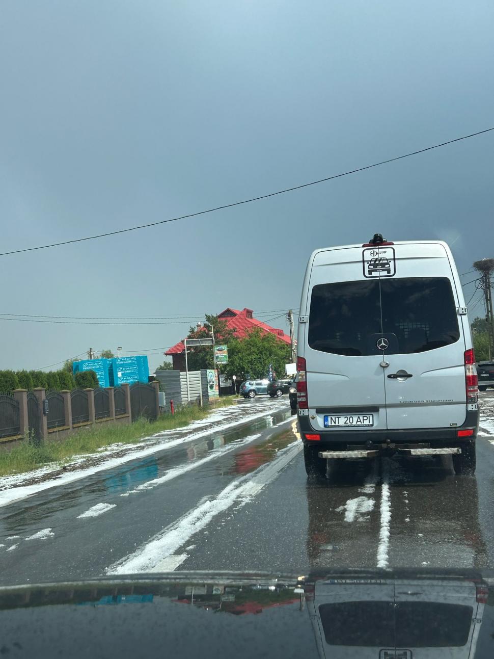 Drumuri și curți acoperite de grindină, după codul roșu de vijelii. Temperaturile au scăzut cu 18 grade în doar câteva minute 989067