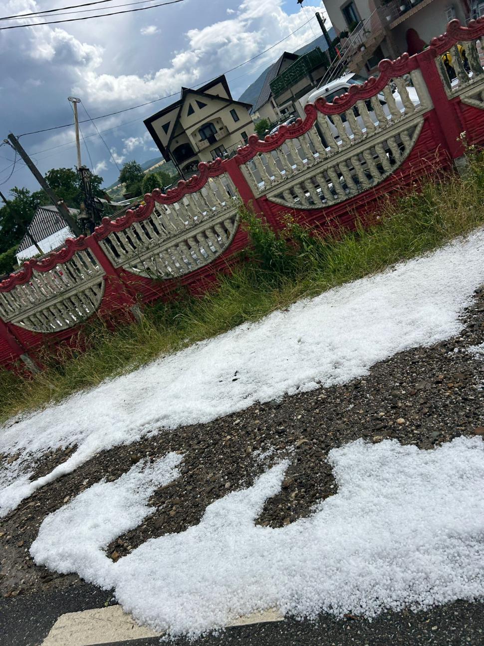 Drumuri și curți acoperite de grindină, după codul roșu de vijelii. Temperaturile au scăzut cu 18 grade în doar câteva minute 989068