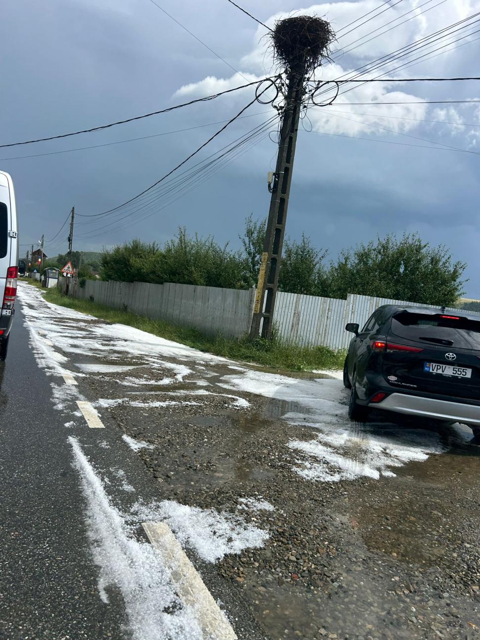 Drumuri și curți acoperite de grindină, după codul roșu de vijelii. Temperaturile au scăzut cu 18 grade în doar câteva minute 989069