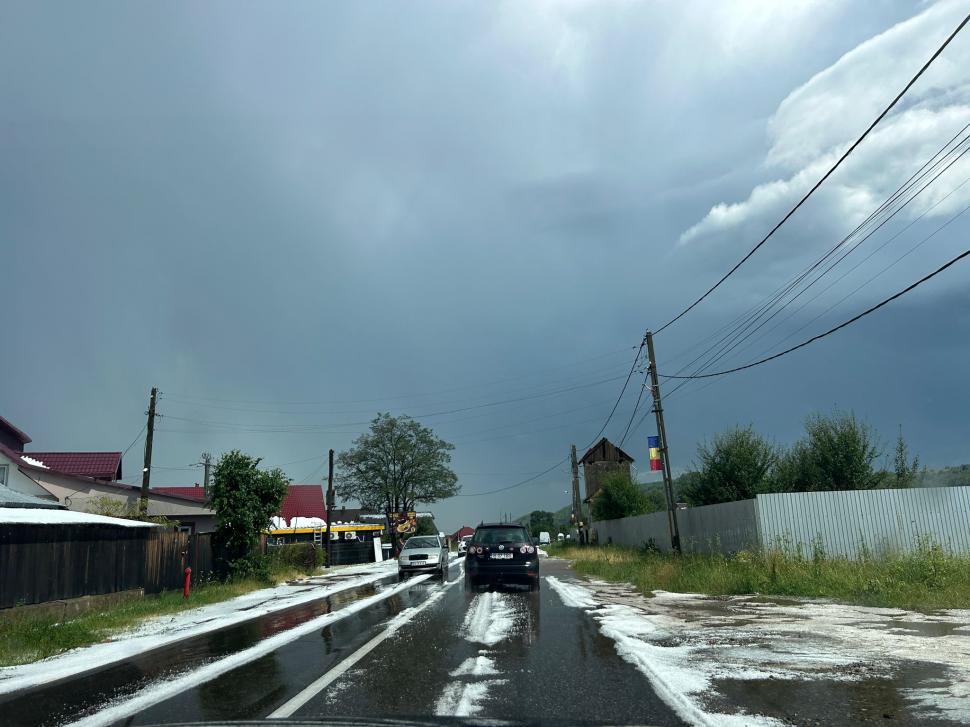 Drumuri și curți acoperite de grindină, după codul roșu de vijelii. Temperaturile au scăzut cu 18 grade în doar câteva minute 989070