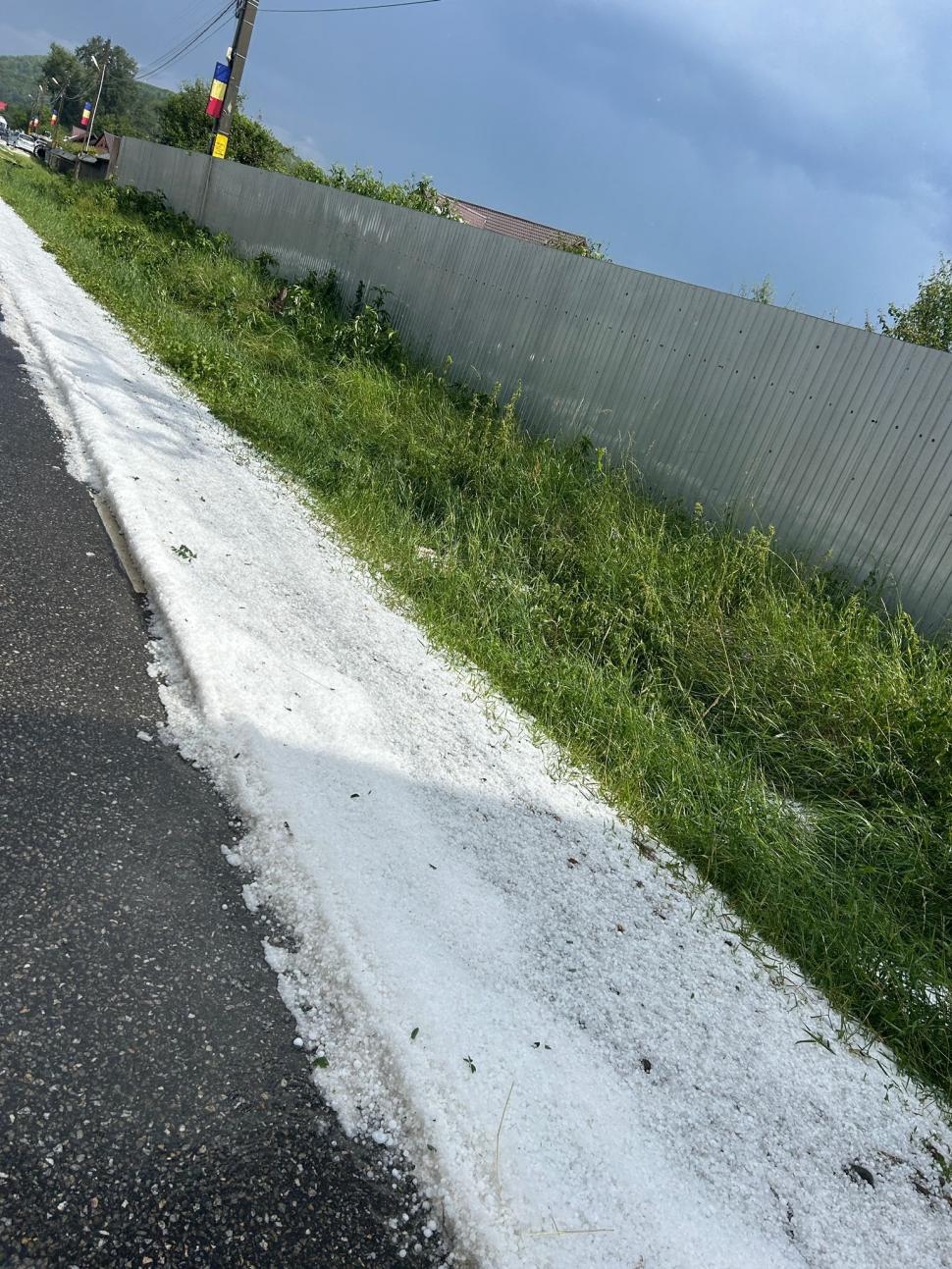 Drumuri și curți acoperite de grindină, după codul roșu de vijelii. Temperaturile au scăzut cu 18 grade în doar câteva minute 989072