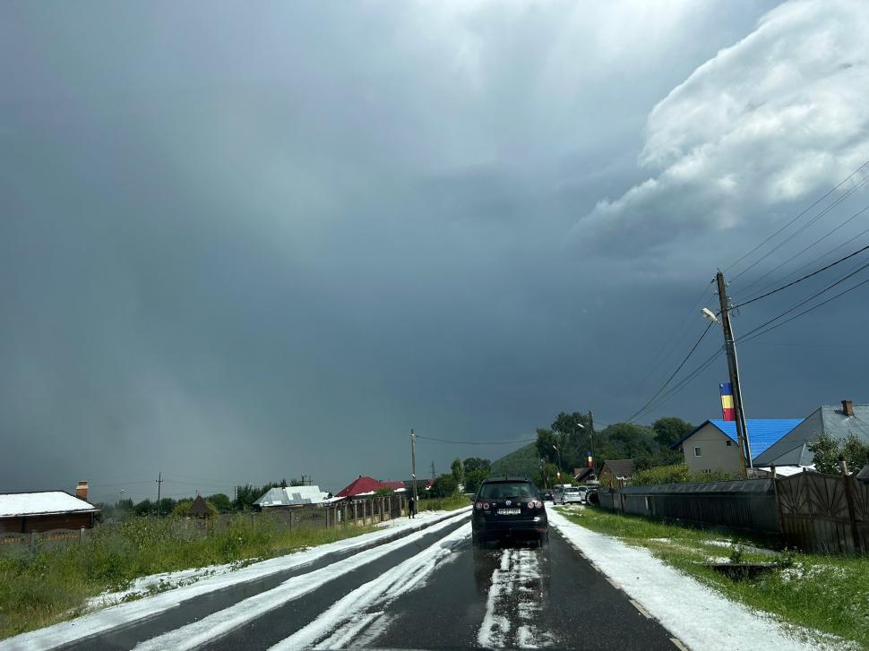 Drumuri și curți acoperite de grindină, după codul roșu de vijelii. Temperaturile au scăzut cu 18 grade în doar câteva minute 989073