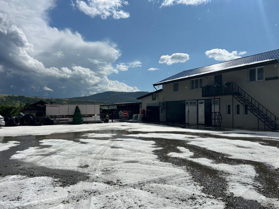 Drumuri și curți acoperite de grindină, după codul roșu de vijelii. Temperaturile au scăzut cu 18 grade în doar câteva minute 989074