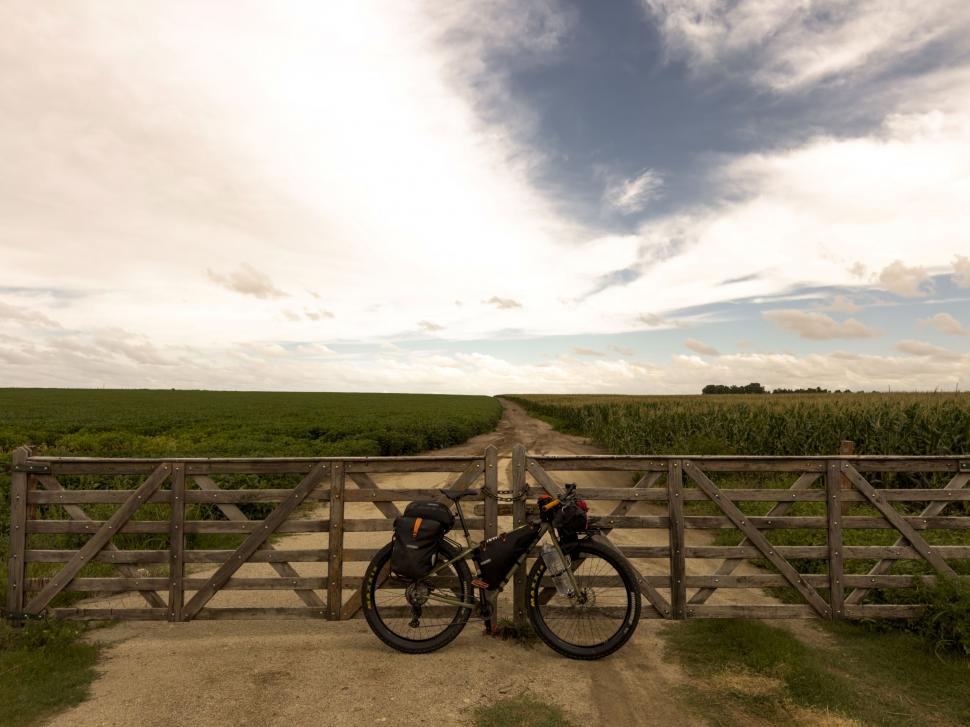14.000 de kilometri spre sine. Povestea lui Denis, fotograful care a plecat cu bicicleta în lume după ce și-a pierdut mama și iubita 988724