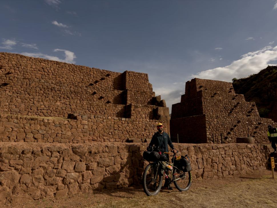 14.000 de kilometri spre sine. Povestea lui Denis, fotograful care a plecat cu bicicleta în lume după ce și-a pierdut mama și iubita 988726