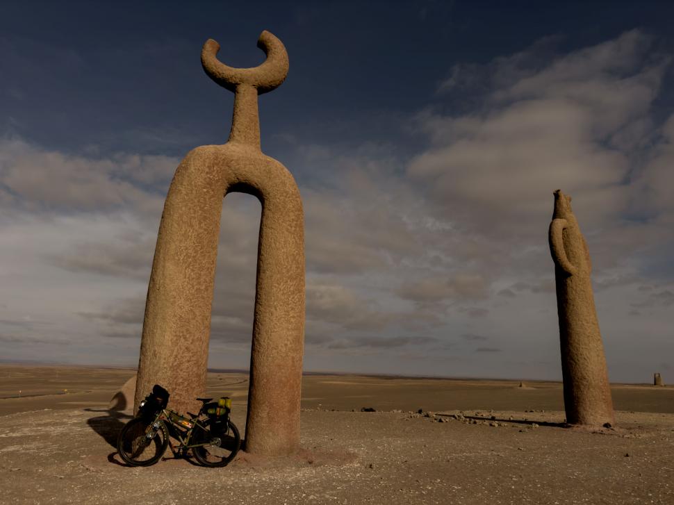 14.000 de kilometri spre sine. Povestea lui Denis, fotograful care a plecat cu bicicleta în lume după ce și-a pierdut mama și iubita 988730