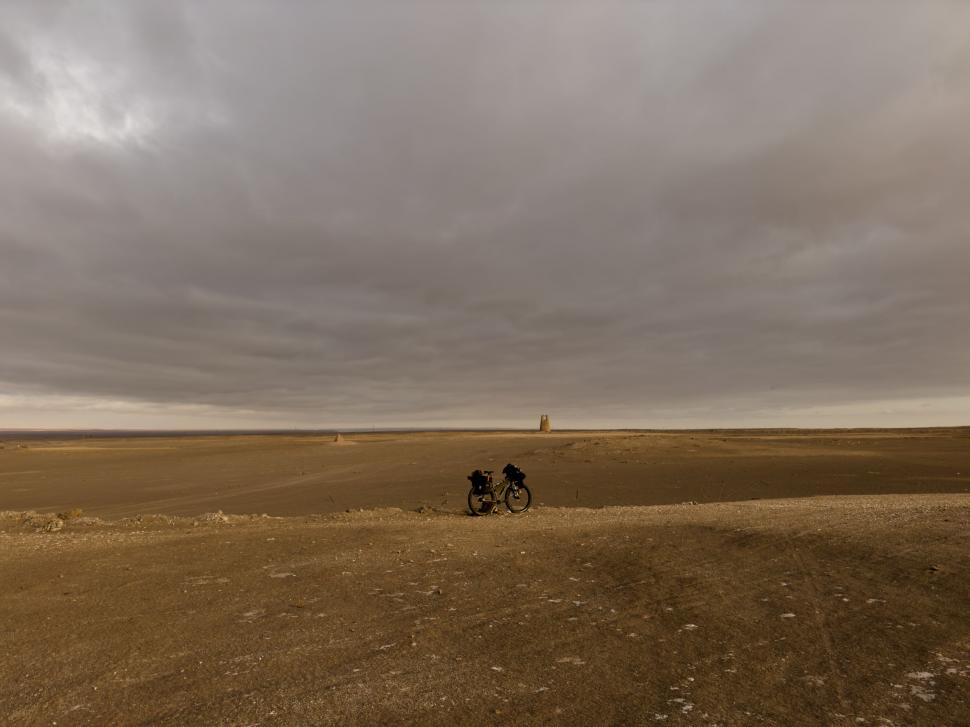 14.000 de kilometri spre sine. Povestea lui Denis, fotograful care a plecat cu bicicleta în lume după ce și-a pierdut mama și iubita 988731