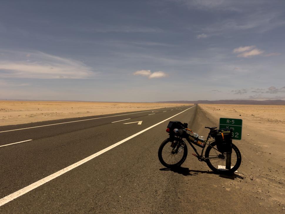 14.000 de kilometri spre sine. Povestea lui Denis, fotograful care a plecat cu bicicleta în lume după ce și-a pierdut mama și iubita 988733