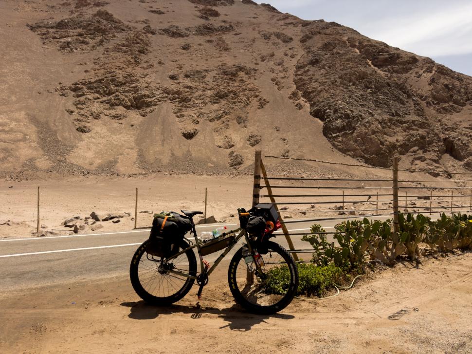 14.000 de kilometri spre sine. Povestea lui Denis, fotograful care a plecat cu bicicleta în lume după ce și-a pierdut mama și iubita 988735