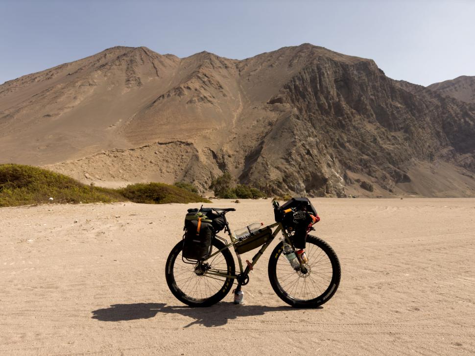 14.000 de kilometri spre sine. Povestea lui Denis, fotograful care a plecat cu bicicleta în lume după ce și-a pierdut mama și iubita 988736