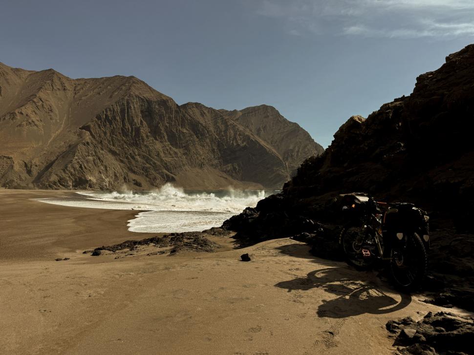 14.000 de kilometri spre sine. Povestea lui Denis, fotograful care a plecat cu bicicleta în lume după ce și-a pierdut mama și iubita 988738