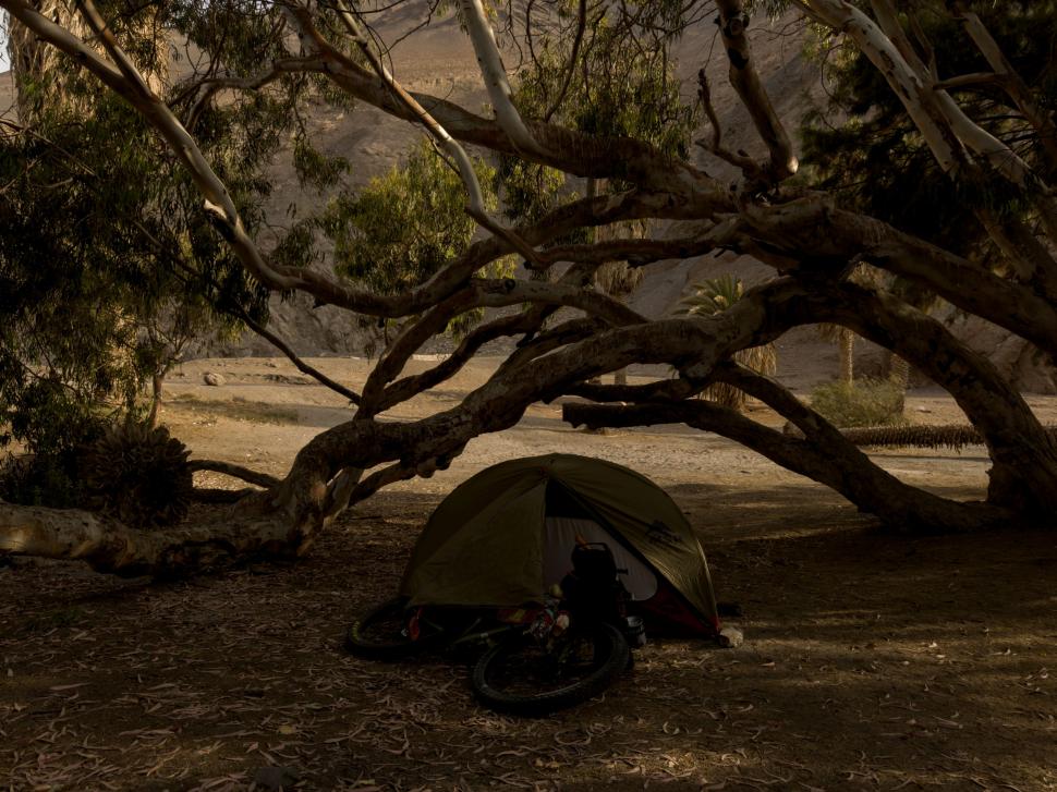 14.000 de kilometri spre sine. Povestea lui Denis, fotograful care a plecat cu bicicleta în lume după ce și-a pierdut mama și iubita 988739