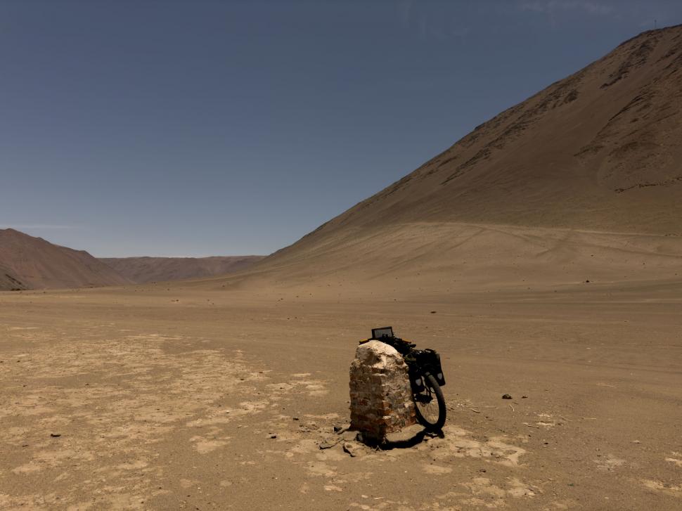 14.000 de kilometri spre sine. Povestea lui Denis, fotograful care a plecat cu bicicleta în lume după ce și-a pierdut mama și iubita 988741