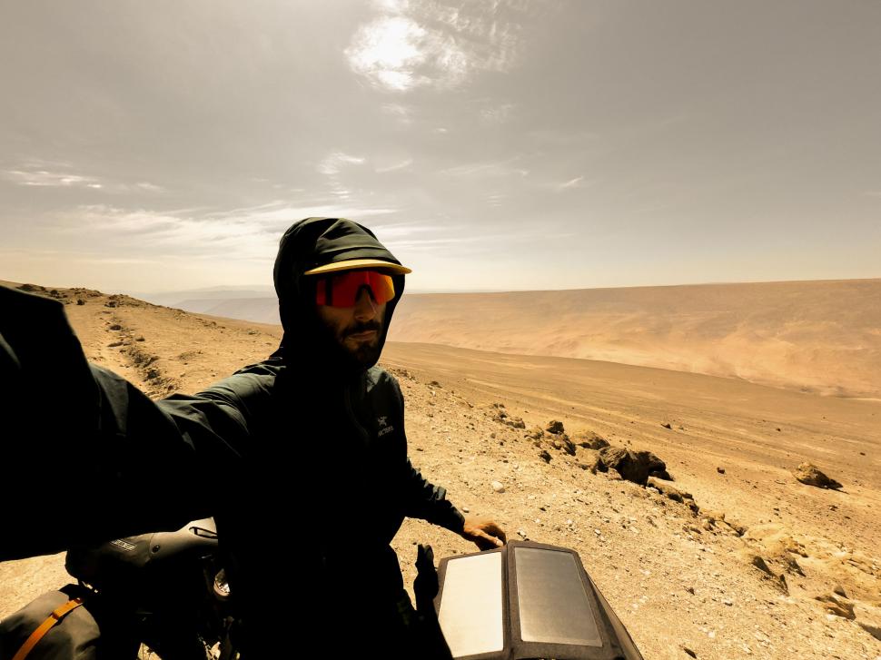 14.000 de kilometri spre sine. Povestea lui Denis, fotograful care a plecat cu bicicleta în lume după ce și-a pierdut mama și iubita 988744