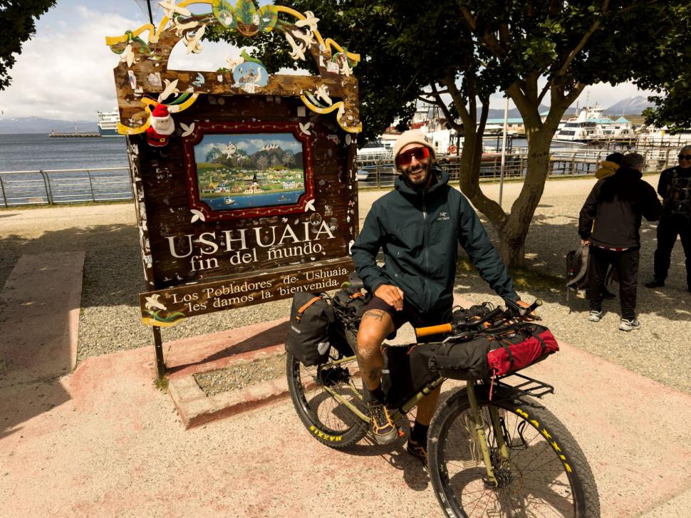 14.000 de kilometri spre sine. Povestea lui Denis, fotograful care a plecat cu bicicleta în lume după ce și-a pierdut mama și iubita 988746