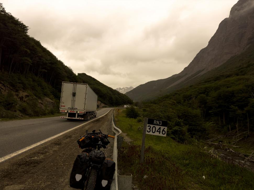 14.000 de kilometri spre sine. Povestea lui Denis, fotograful care a plecat cu bicicleta în lume după ce și-a pierdut mama și iubita 988747