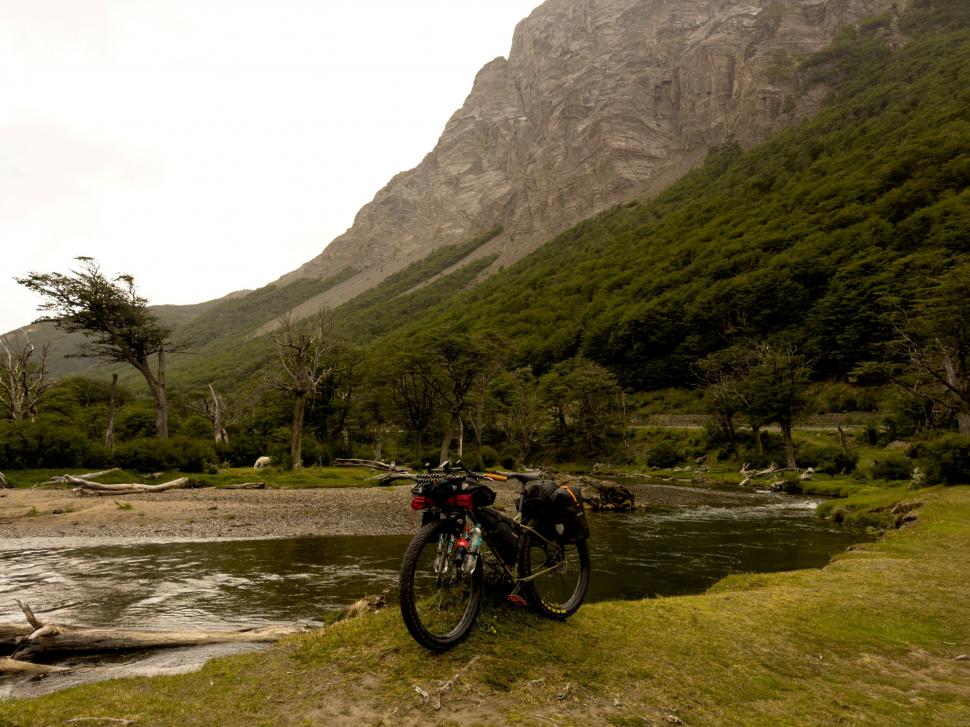 14.000 de kilometri spre sine. Povestea lui Denis, fotograful care a plecat cu bicicleta în lume după ce și-a pierdut mama și iubita 988748