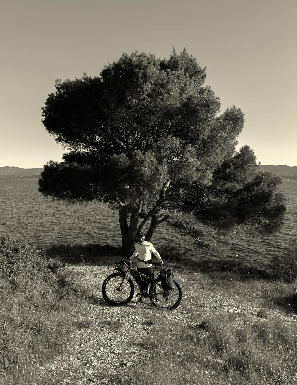 14.000 de kilometri spre sine. Povestea lui Denis, fotograful care a plecat cu bicicleta în lume după ce și-a pierdut mama și iubita 988749