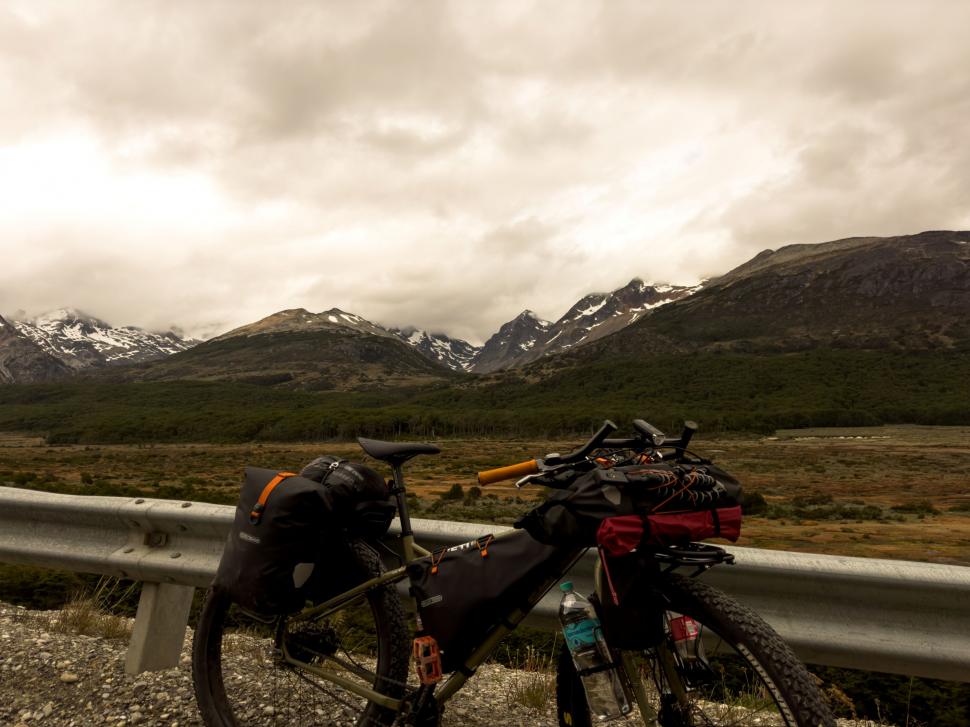 14.000 de kilometri spre sine. Povestea lui Denis, fotograful care a plecat cu bicicleta în lume după ce și-a pierdut mama și iubita 988750