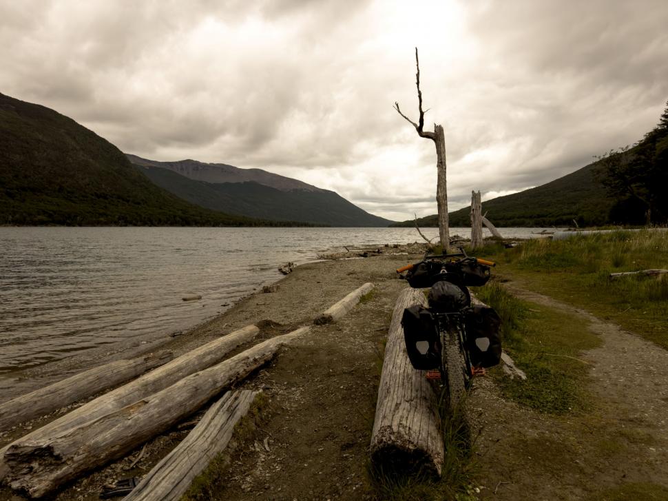 14.000 de kilometri spre sine. Povestea lui Denis, fotograful care a plecat cu bicicleta în lume după ce și-a pierdut mama și iubita 988753