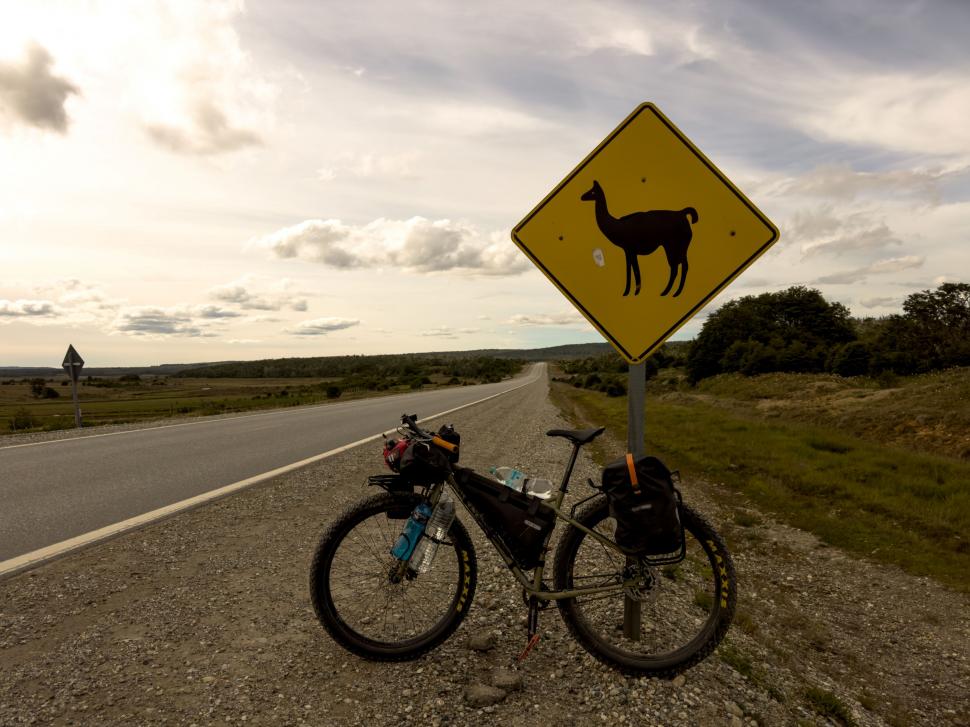 14.000 de kilometri spre sine. Povestea lui Denis, fotograful care a plecat cu bicicleta în lume după ce și-a pierdut mama și iubita 988755