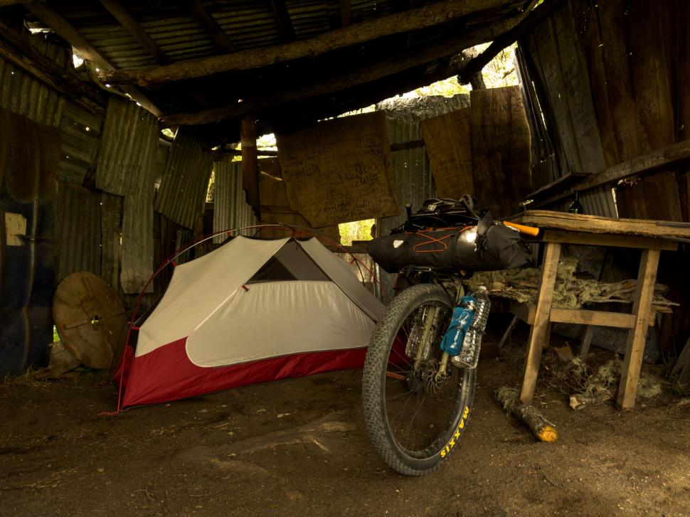 14.000 de kilometri spre sine. Povestea lui Denis, fotograful care a plecat cu bicicleta în lume după ce și-a pierdut mama și iubita 988756