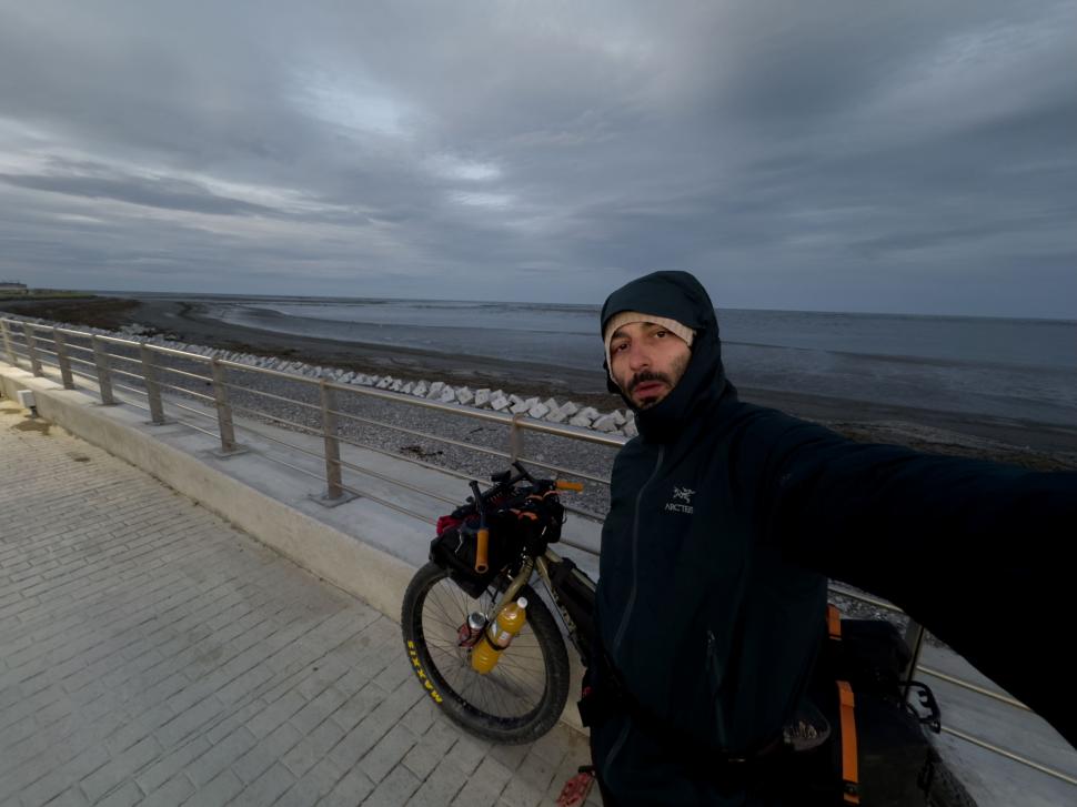 14.000 de kilometri spre sine. Povestea lui Denis, fotograful care a plecat cu bicicleta în lume după ce și-a pierdut mama și iubita 988757