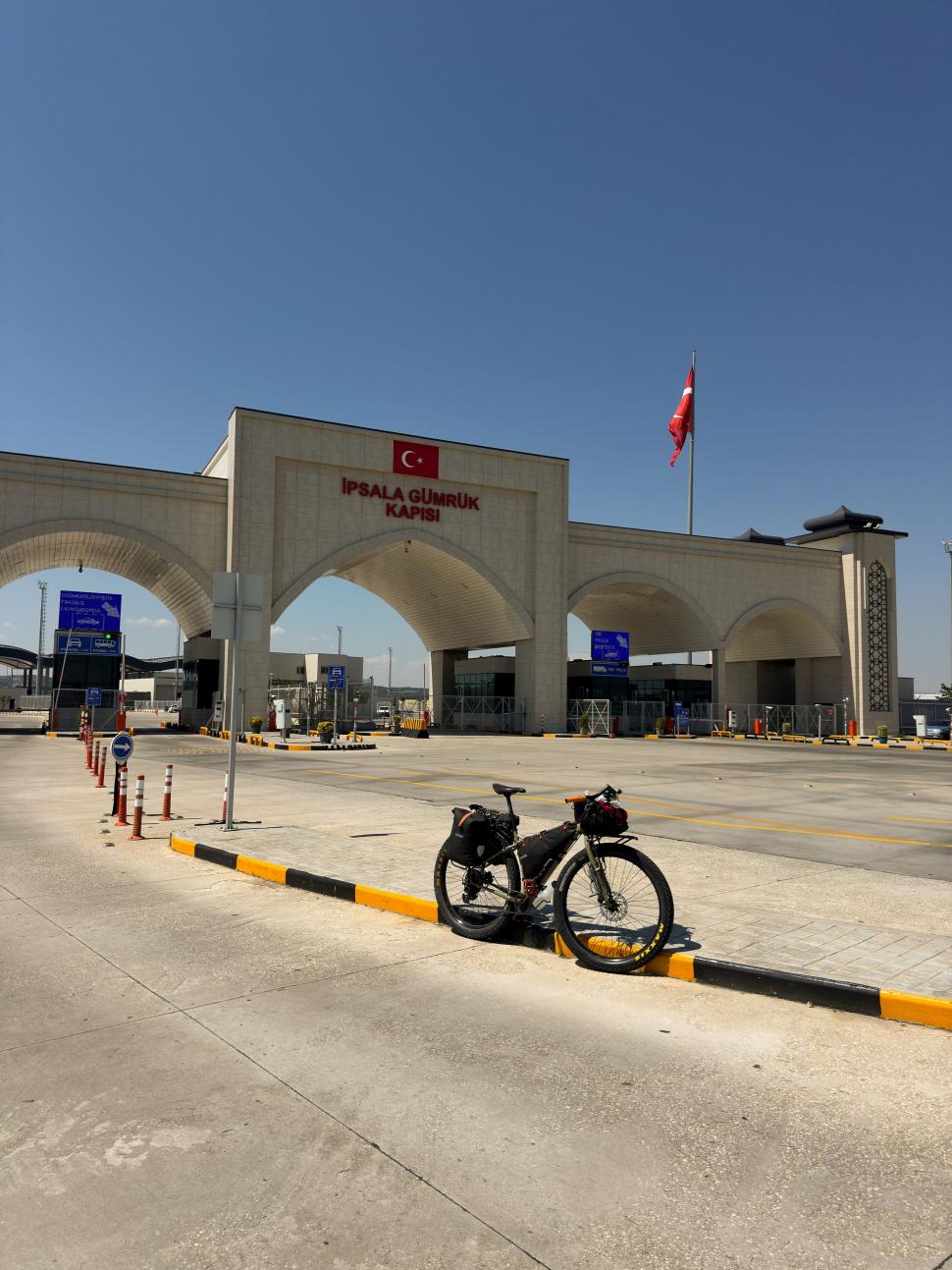 14.000 de kilometri spre sine. Povestea lui Denis, fotograful care a plecat cu bicicleta în lume după ce și-a pierdut mama și iubita 988759