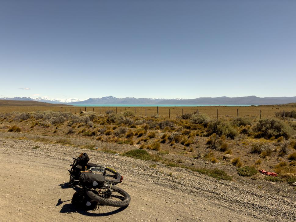 14.000 de kilometri spre sine. Povestea lui Denis, fotograful care a plecat cu bicicleta în lume după ce și-a pierdut mama și iubita 988760