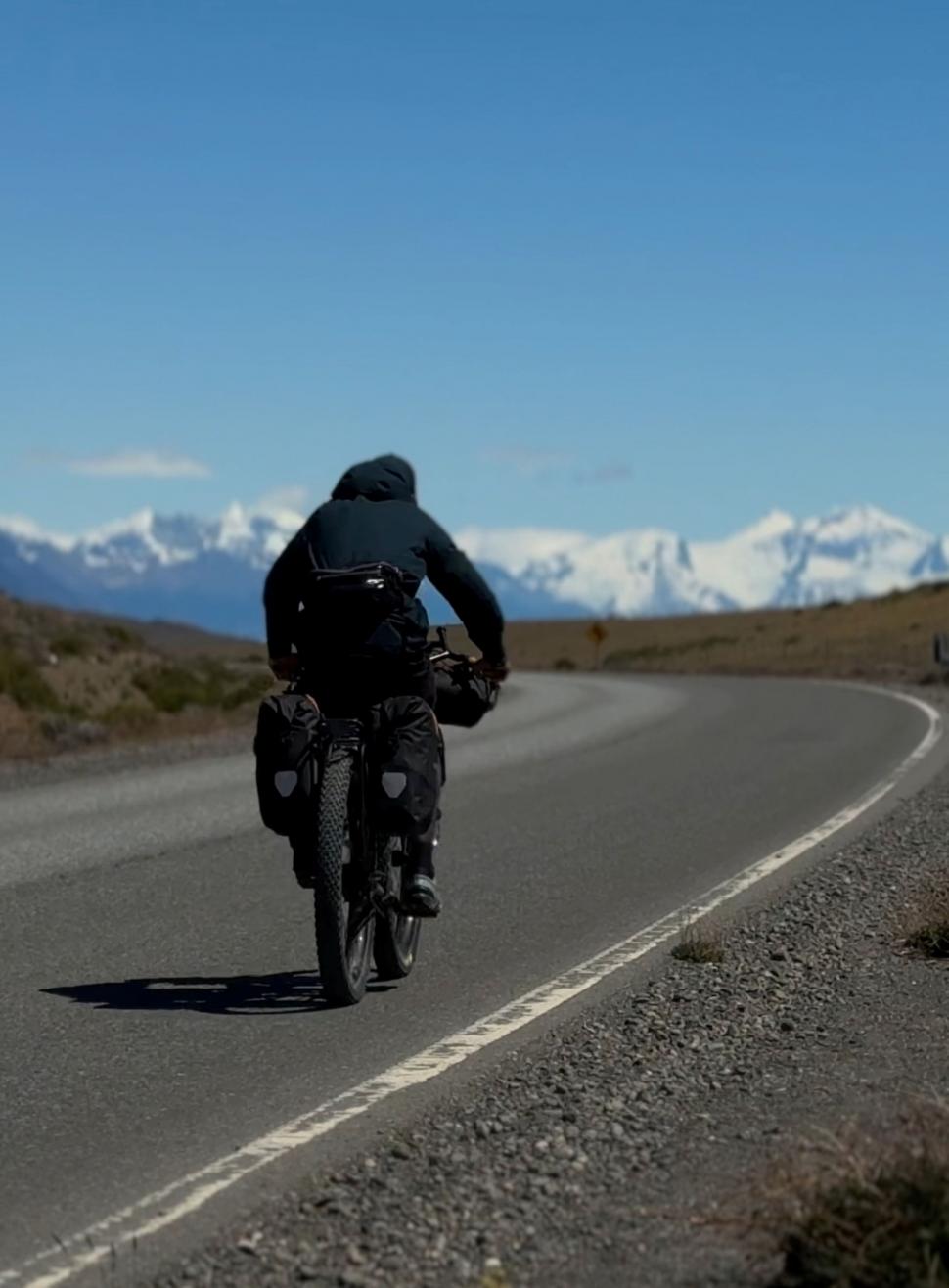 14.000 de kilometri spre sine. Povestea lui Denis, fotograful care a plecat cu bicicleta în lume după ce și-a pierdut mama și iubita 988763