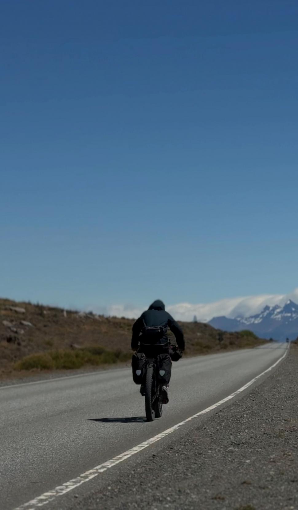 14.000 de kilometri spre sine. Povestea lui Denis, fotograful care a plecat cu bicicleta în lume după ce și-a pierdut mama și iubita 988766