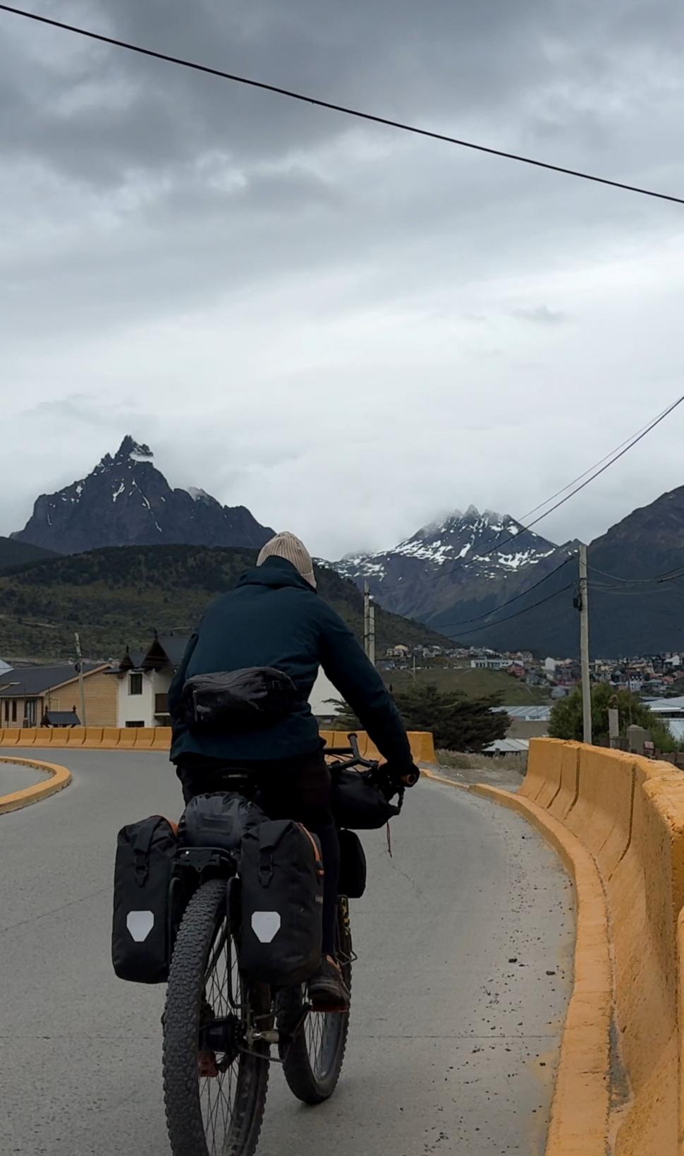 14.000 de kilometri spre sine. Povestea lui Denis, fotograful care a plecat cu bicicleta în lume după ce și-a pierdut mama și iubita 988767