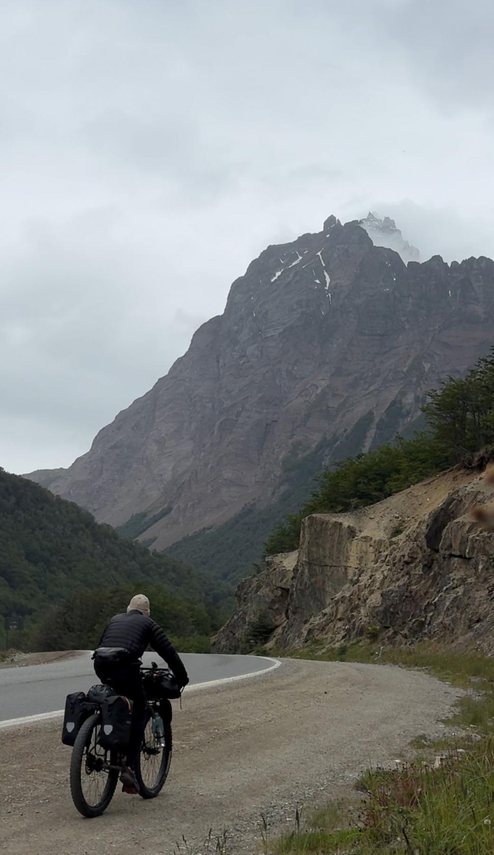 14.000 de kilometri spre sine. Povestea lui Denis, fotograful care a plecat cu bicicleta în lume după ce și-a pierdut mama și iubita 988769