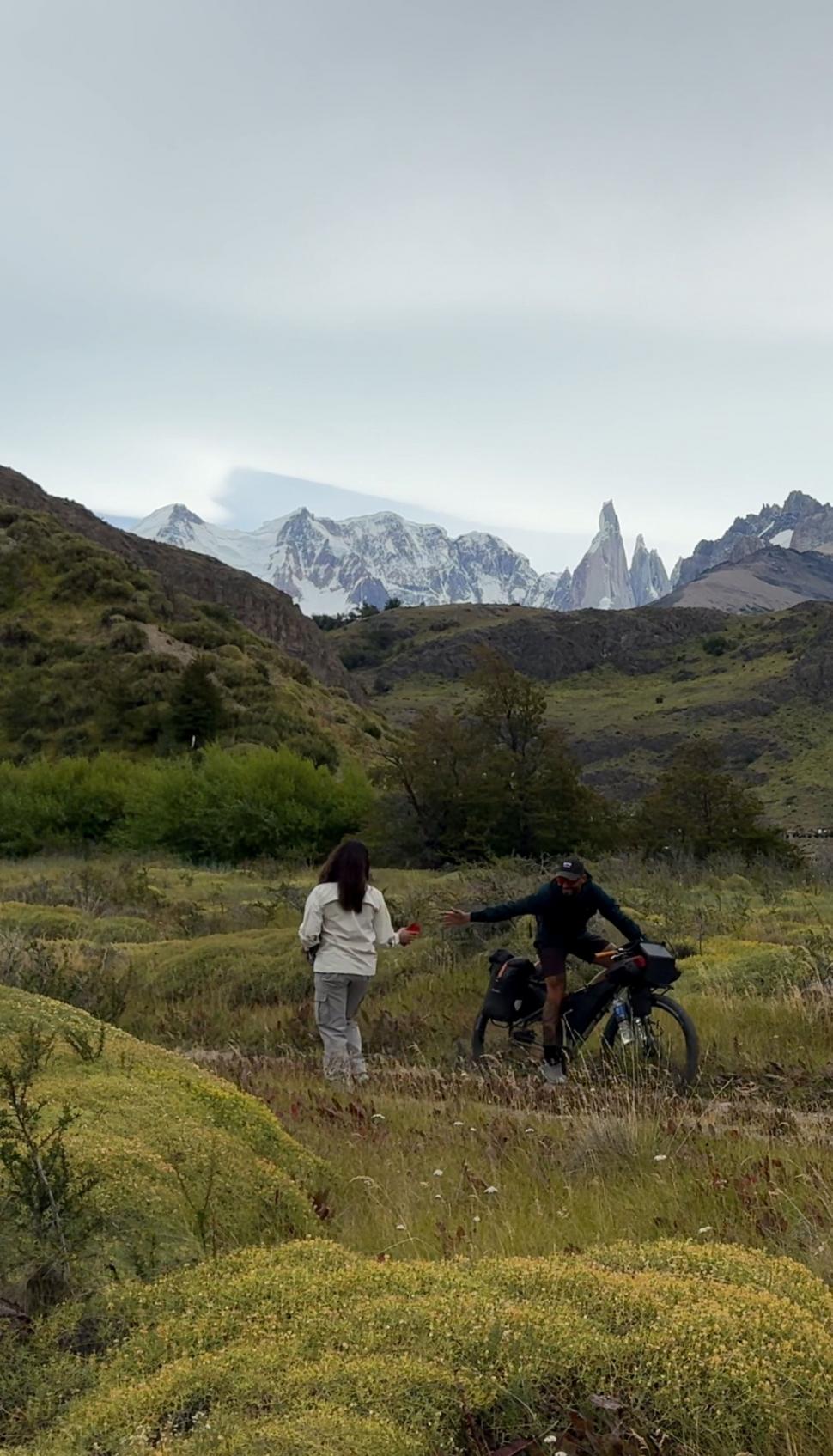14.000 de kilometri spre sine. Povestea lui Denis, fotograful care a plecat cu bicicleta în lume după ce și-a pierdut mama și iubita 988776