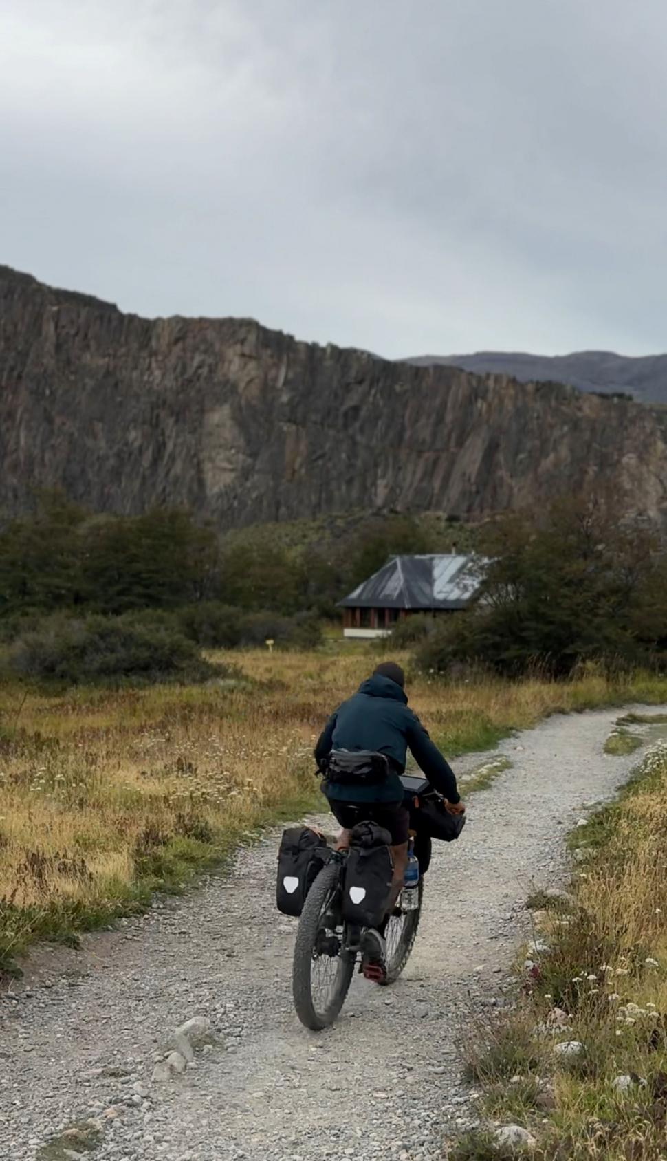 14.000 de kilometri spre sine. Povestea lui Denis, fotograful care a plecat cu bicicleta în lume după ce și-a pierdut mama și iubita 988777