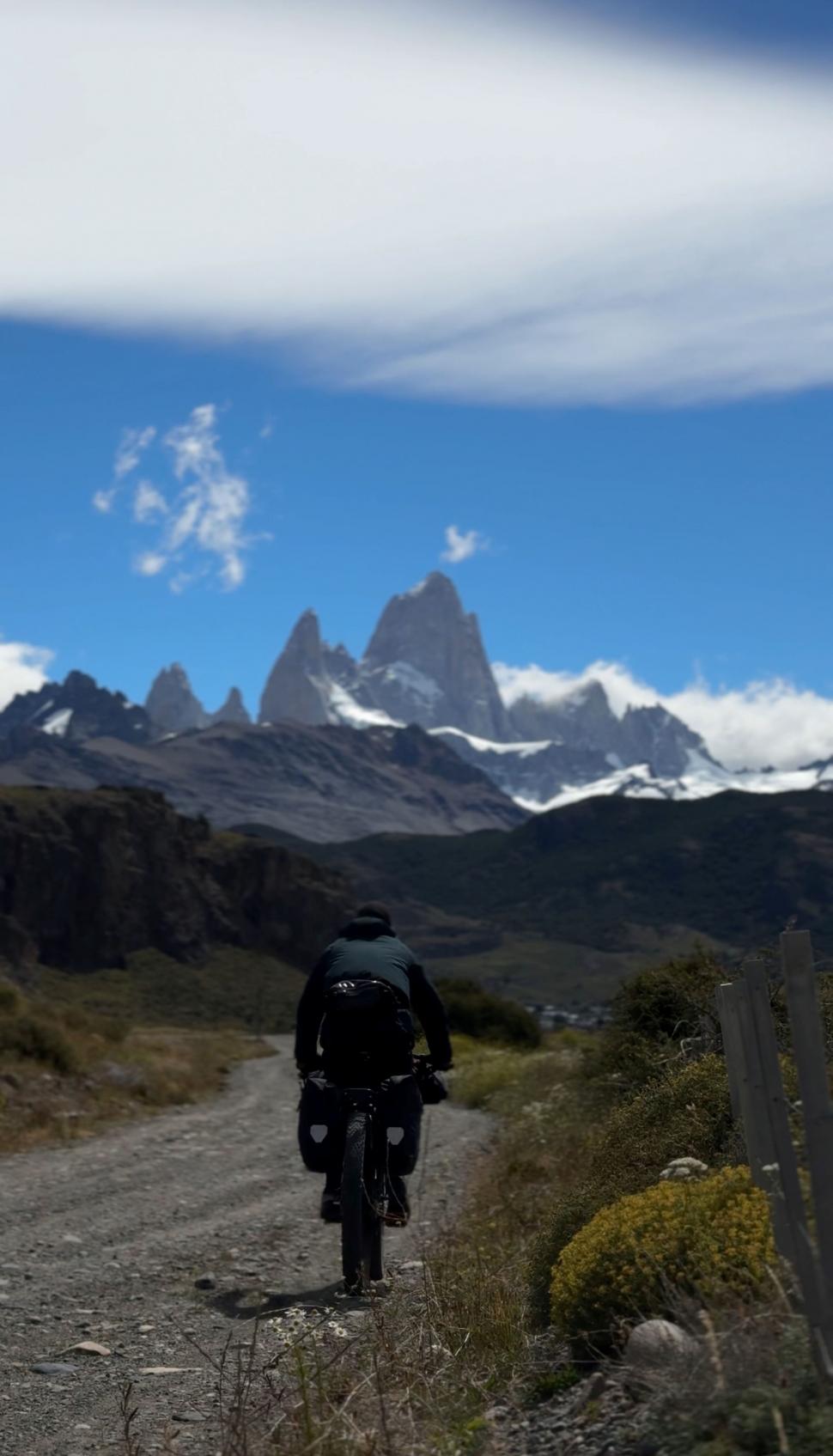 14.000 de kilometri spre sine. Povestea lui Denis, fotograful care a plecat cu bicicleta în lume după ce și-a pierdut mama și iubita 988779