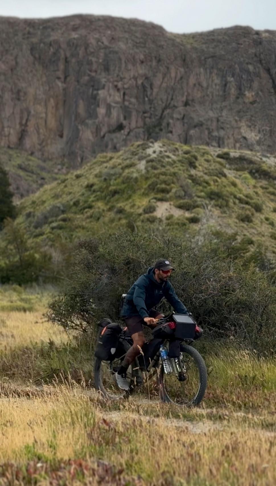 14.000 de kilometri spre sine. Povestea lui Denis, fotograful care a plecat cu bicicleta în lume după ce și-a pierdut mama și iubita 988780