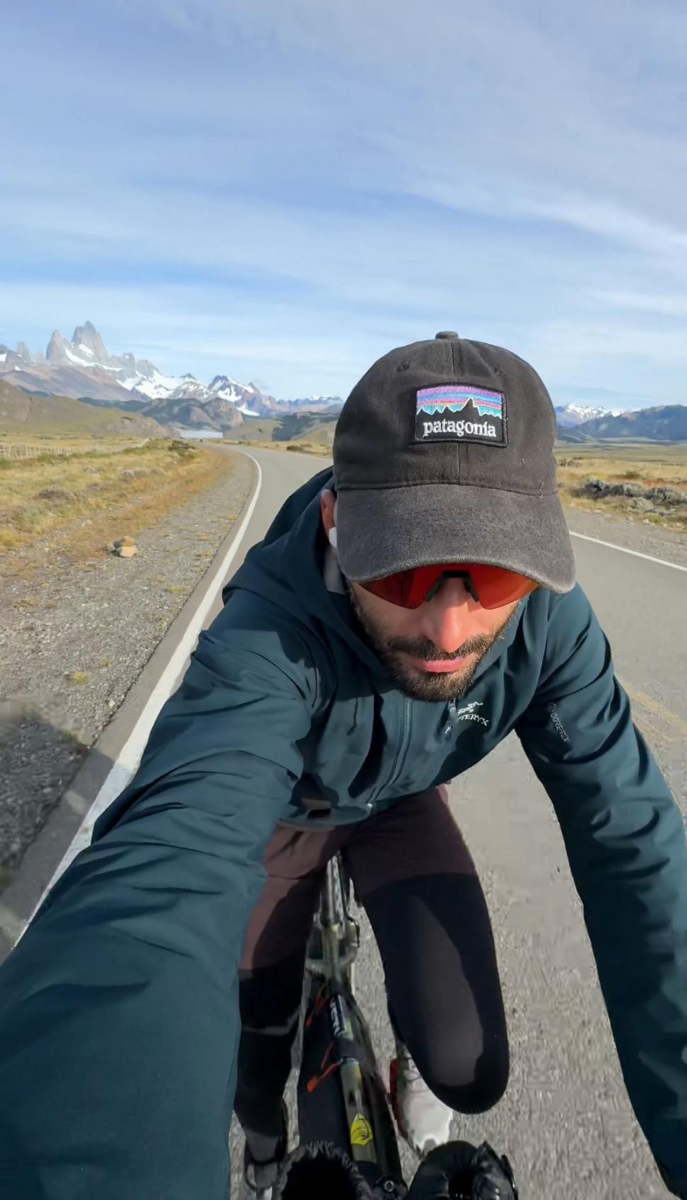 14.000 de kilometri spre sine. Povestea lui Denis, fotograful care a plecat cu bicicleta în lume după ce și-a pierdut mama și iubita 988782