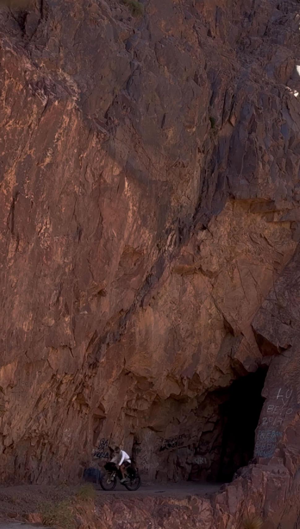 14.000 de kilometri spre sine. Povestea lui Denis, fotograful care a plecat cu bicicleta în lume după ce și-a pierdut mama și iubita 988786