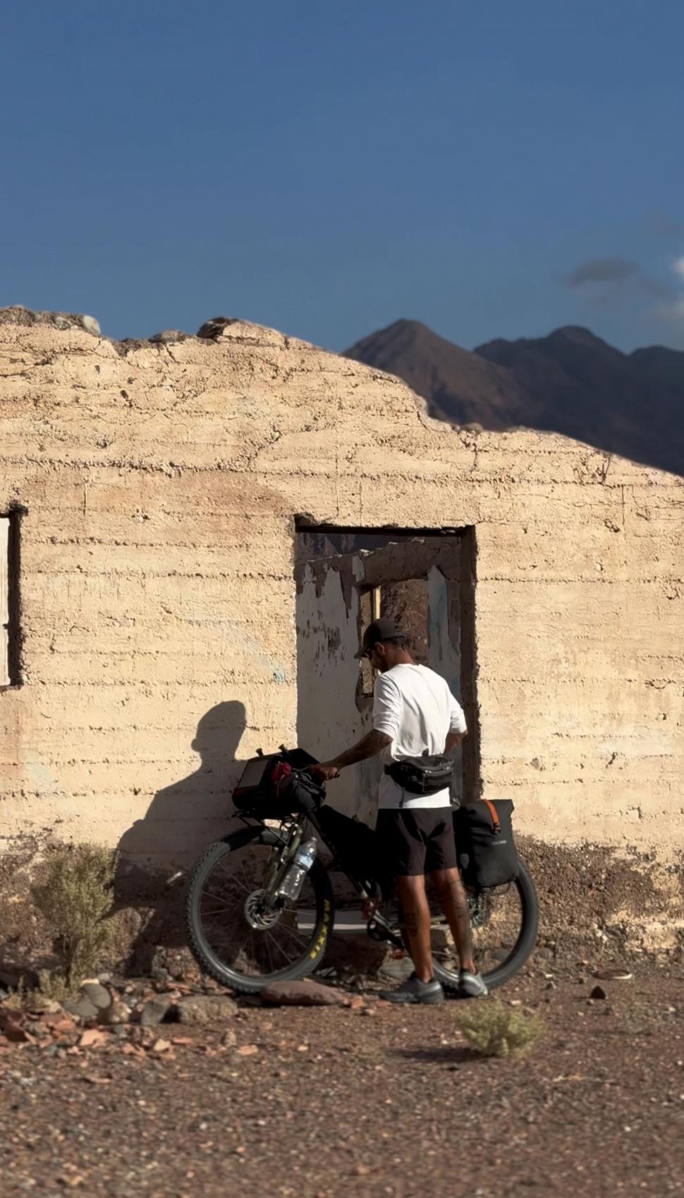 14.000 de kilometri spre sine. Povestea lui Denis, fotograful care a plecat cu bicicleta în lume după ce și-a pierdut mama și iubita 988787