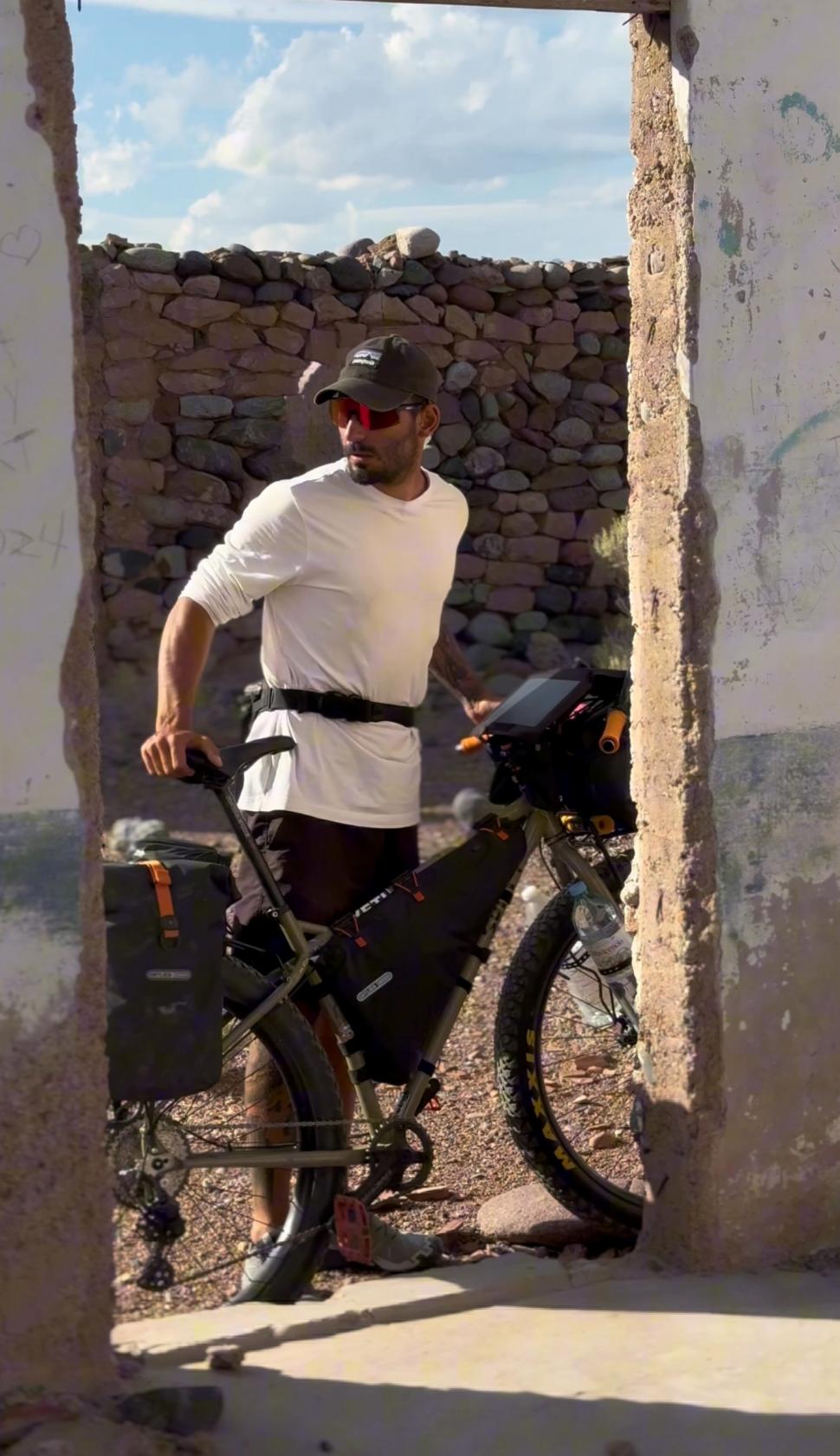 14.000 de kilometri spre sine. Povestea lui Denis, fotograful care a plecat cu bicicleta în lume după ce și-a pierdut mama și iubita 988788