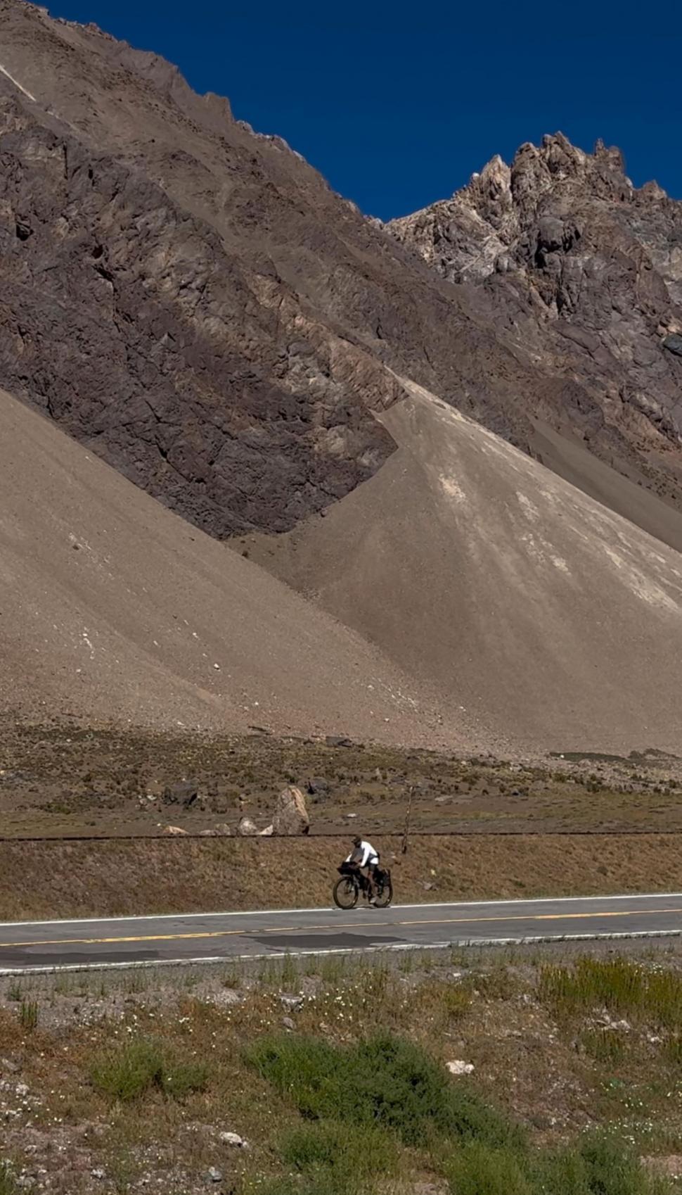 14.000 de kilometri spre sine. Povestea lui Denis, fotograful care a plecat cu bicicleta în lume după ce și-a pierdut mama și iubita 988790