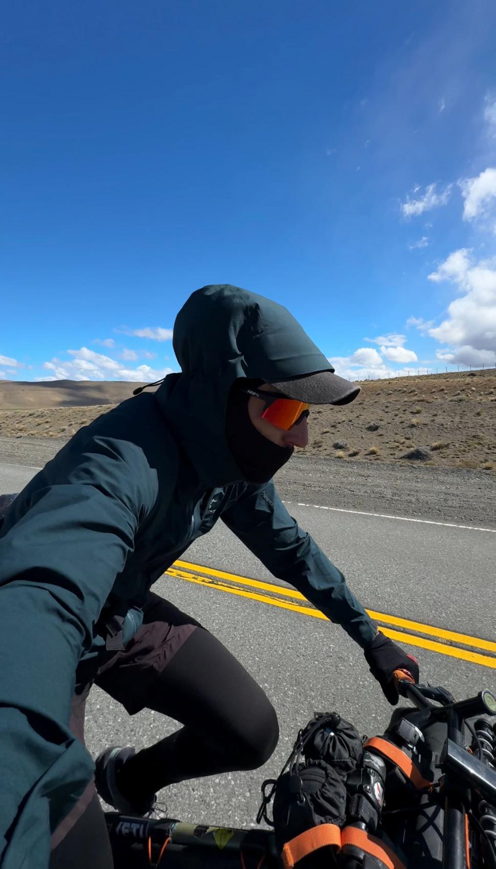 14.000 de kilometri spre sine. Povestea lui Denis, fotograful care a plecat cu bicicleta în lume după ce și-a pierdut mama și iubita 988793