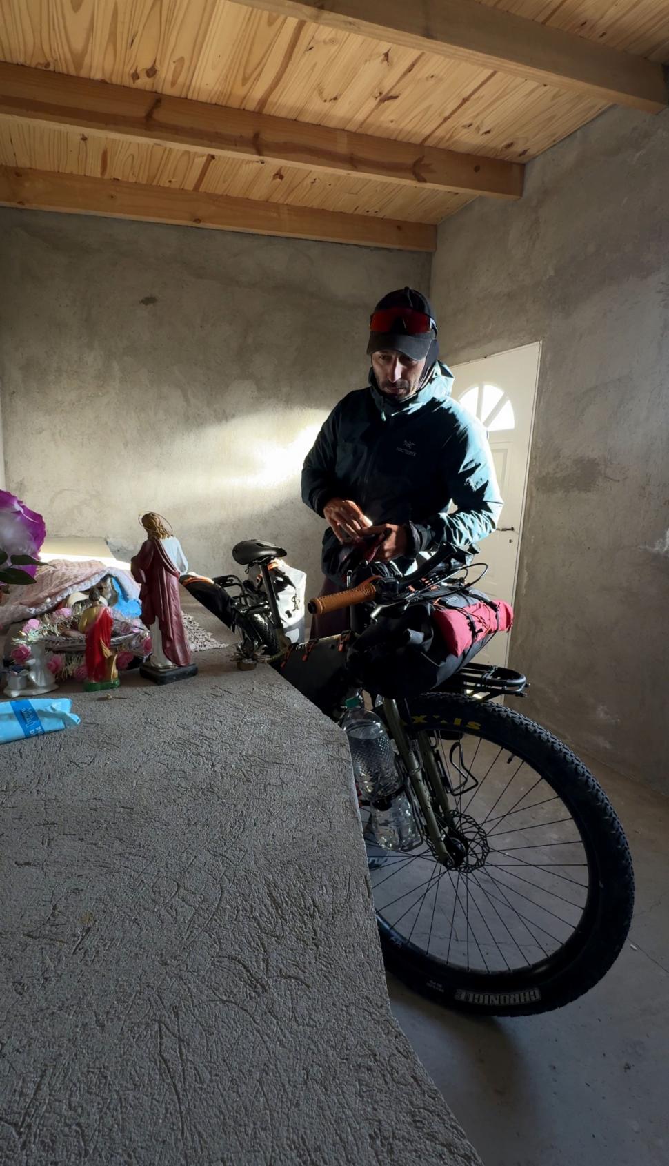 14.000 de kilometri spre sine. Povestea lui Denis, fotograful care a plecat cu bicicleta în lume după ce și-a pierdut mama și iubita 988794