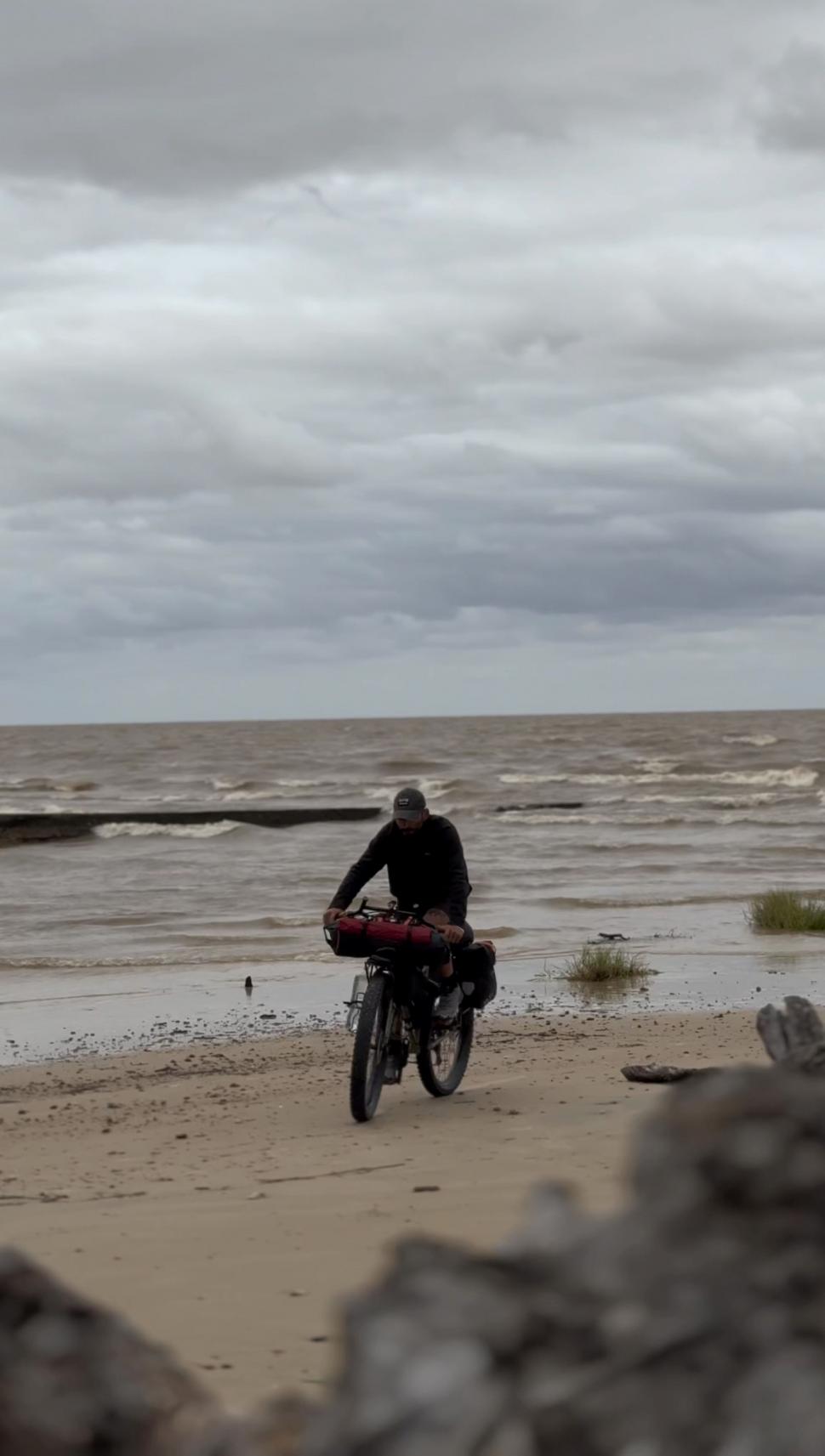 14.000 de kilometri spre sine. Povestea lui Denis, fotograful care a plecat cu bicicleta în lume după ce și-a pierdut mama și iubita 988796