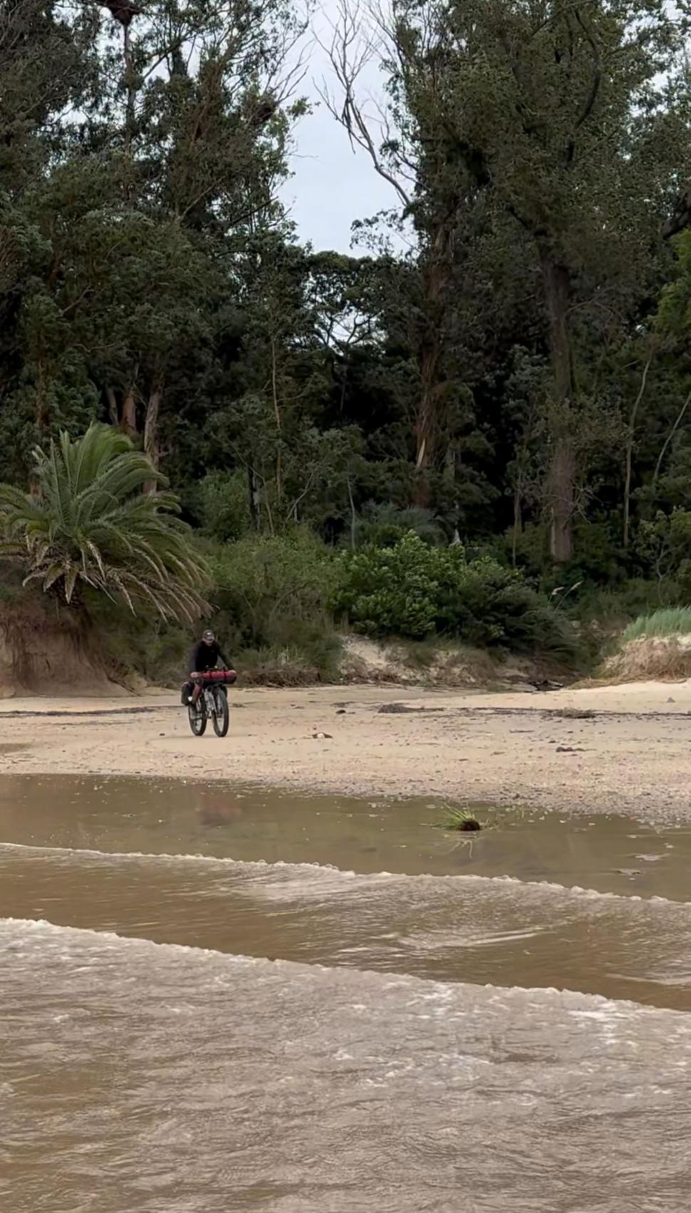 14.000 de kilometri spre sine. Povestea lui Denis, fotograful care a plecat cu bicicleta în lume după ce și-a pierdut mama și iubita 988797