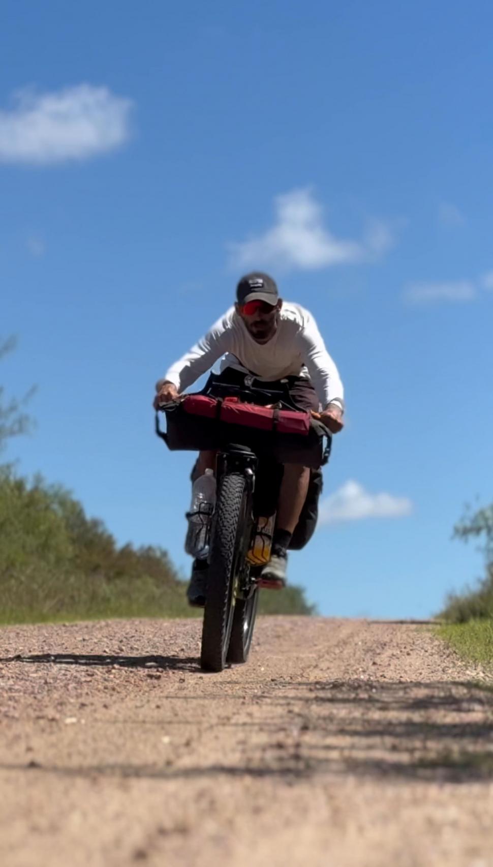 14.000 de kilometri spre sine. Povestea lui Denis, fotograful care a plecat cu bicicleta în lume după ce și-a pierdut mama și iubita 988798